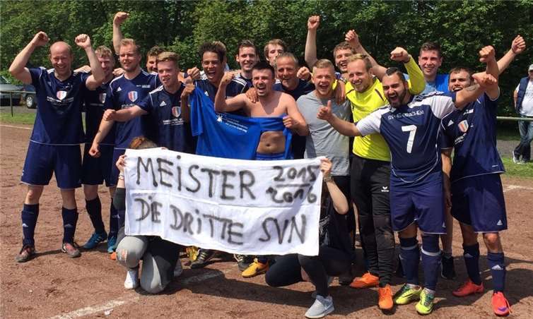 Die dritte Mannschaft des SV Niederbachem hat Grund zu feiern. privat