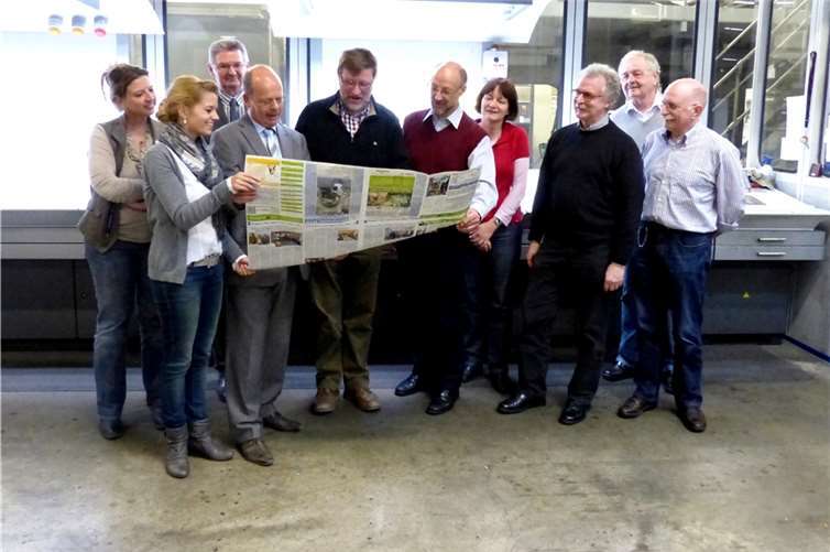 Die druckfrische Ausgabe zeigten Susanne und Hermann Krupp den Besuchern aus Meckenheim. Foto: WM