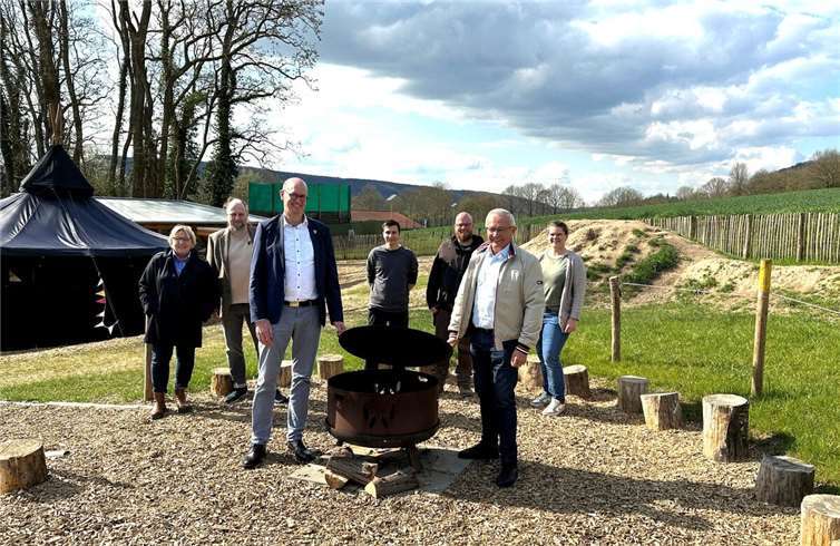 Die dunklen Wolken sind rein meteorologisch, denn auch für die selbstständigen Natur-Kindertagesstätte Casa Natura in Rheinbrohl sind Zuschüsse angerichtet. Insgesamt setzt der Landkreis Förderungen in Millionenhöhe für den Kita-Ausbau im Kreis frei. Mit Landrat Achim Hallerbach und Referatsleiterin Kerstin Neckel (rechts) freuen sich darüber unter anderem Verbandsbürgermeister Jan Ermtraud, Bettina Sauer von der Bauverwaltung der Verbandsgemeinde Bad Hönningen und der Museumsleiter der benachbarten RömerWelt Frank Wiesenberg.  Foto: Thomas Herschbach