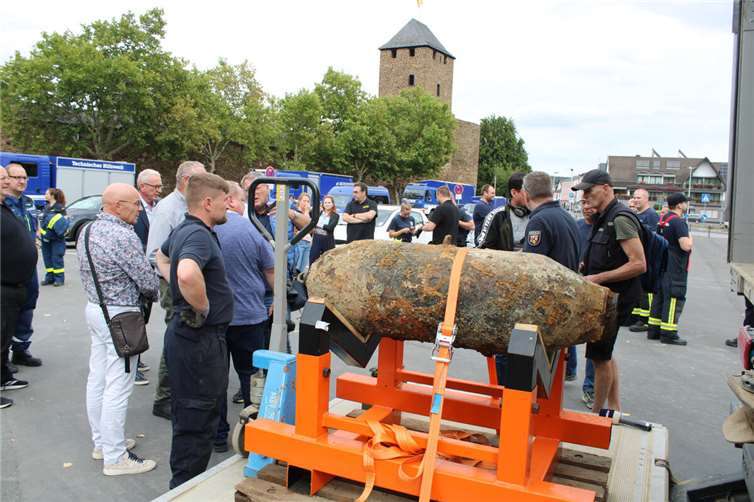 Die durch Schlamm gut konservierte Fliegerbombe konnte problemlos entschärft werden.  Fotos: DU