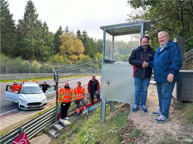 Die durch den Verein „Freunde des Nürburgrings“ unterstützten Arbeiten wurden erfolgreich abgeschlossen: Vereins-Vorsitzender Manfred Sattler (rechts) und Andreas Klapperich, Teamleiter Track Operations & Safety am Nürburgring freuen sich mit dem gesamten Team über die gelungene Umsetzung. Fotos: Nürburgring