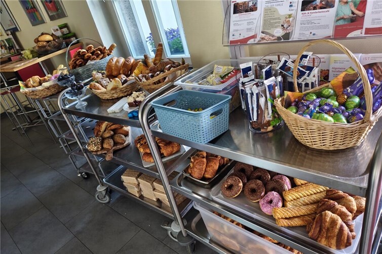 Die durch „foodsharing Mayen“ geretteten Lebensmittel wurden beim ersten „Fair-Teilchen-Café“ gemeinsam verzehrt.