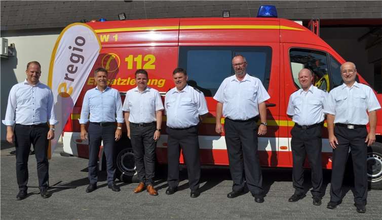 Die e-regio unterstütz die Freiwillige Feuerwehr Meckenheim, von links: Christian Krebs (Geschäftsleiter Vertrieb und Energiebeschaffung der e-regio), e-regio-Geschäftsführer Stefan Dott, Bürgermeister Holger Jung, Wehrleiter Günter Wiegershaus, Hans-Peter Heinrichs (stellvertretender Wehrleiter), Thomas Rähse (Stadtjugendwart der Freiwilligen Feuerwehr) und Ralf Hermanns (stellvertretender Wehrleiter).  Fotos: Stadt Meckenheim