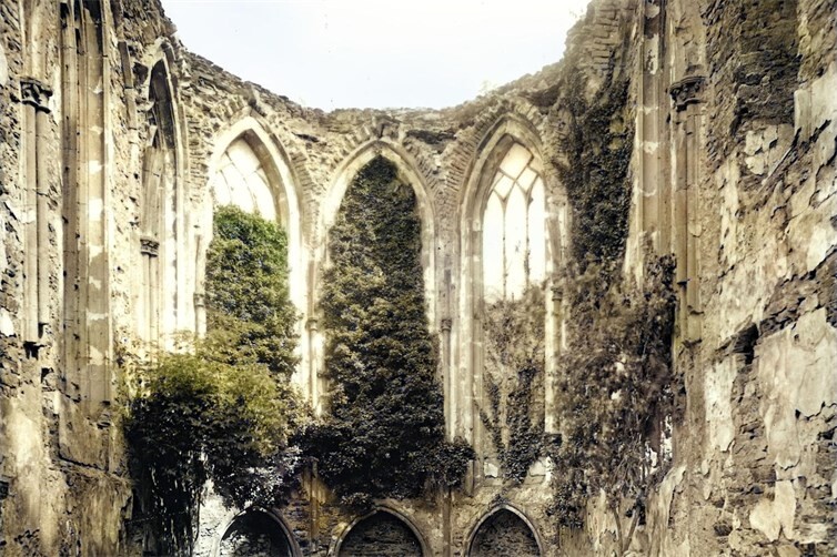 Die ehemalige Abtei Rommersdorf im Jahr 1976, nur noch eine Ruine