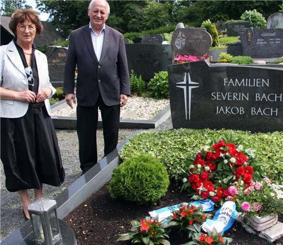 Die ehemalige Bürgermeisterin Renate Offergeld aus Villip und SPD-Vorsitzender Paul Lägel am Grab von Jakob Bach.Foto: SPD-Wachtberg