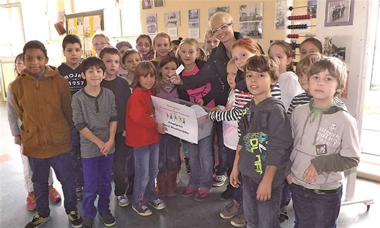 Die ehemalige „Dame der Rose“ Janine Ritella zog in Anwesenheit von Grundschulkindern den Hauptpreis der traditionellen Martinsverlosung: Das Mountainbike der Firma „Basislager“ geht an Los-Nr. 5045. privat