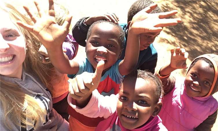 Die ehemalige Nonnenwertherin Lena Siebert freut sich mit den Kindern in Südafrika. Lena Schäfer und Daniela von Schoenebeck