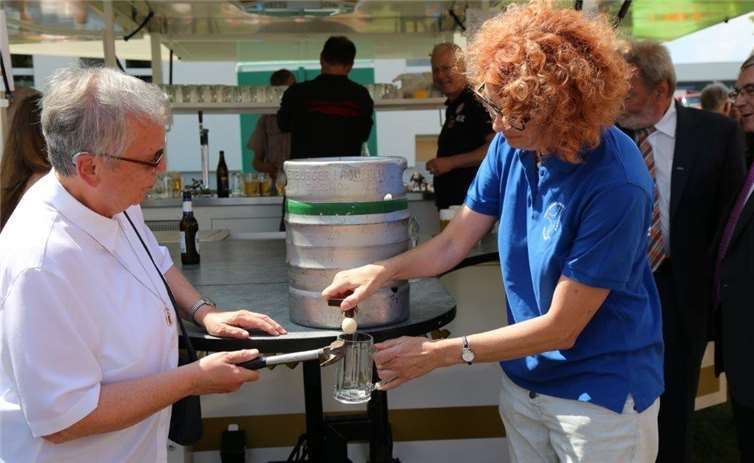 Die ehemalige Provinzoberin Sr. Christeta Hess, ADJC und Pfarrgemeinderatsvorsitzende Ursel Kummetz eröffnen mit dem Fassanstich das Pfarrfest rund um das Marienstift.Privat