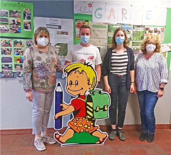 Die ehemalige Schulleiterin Michaela Burgmaier-Wilm, ein Mitarbeiter der Marienschule, Johanna Böbel vom Stadtteilbüro und die Ehrenamtliche Iris Holz (von links) sind froh über die Warnfigur.Fotos: Stadt Neuwied