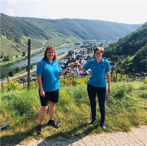 Die ehemalige Vorsitzende Manuela Günther (li.) übergibt den „Schlüssel von Lehmen“ an die neue Vorsitzende Stephi Anheier.Foto: privat