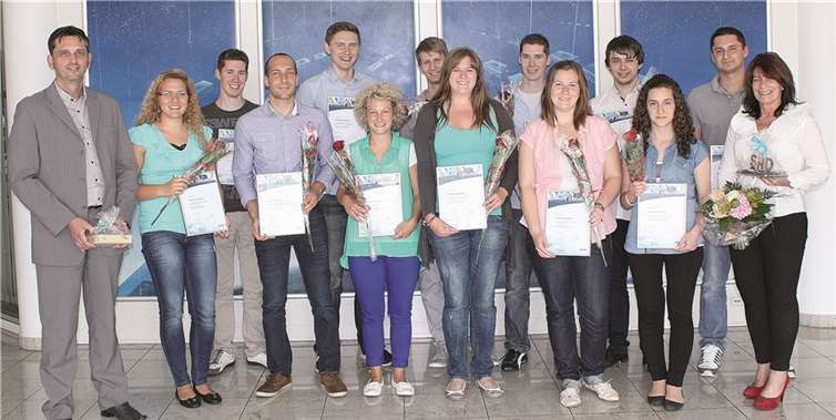 Die ehemaligen Auszubildenden erhielten Urkunden und Präsente.privat