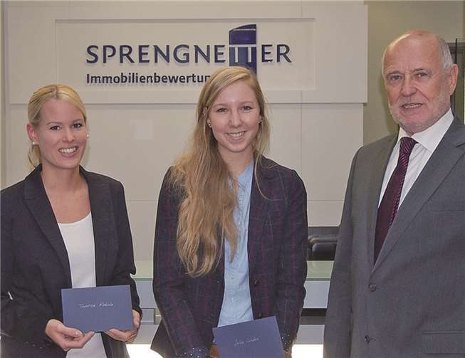 Sprengnetter setzt erfolgreich auf den eigenen Nachwuchs Die ehemaligen Auszubildenden erhielten ein kleines Präsent.privat