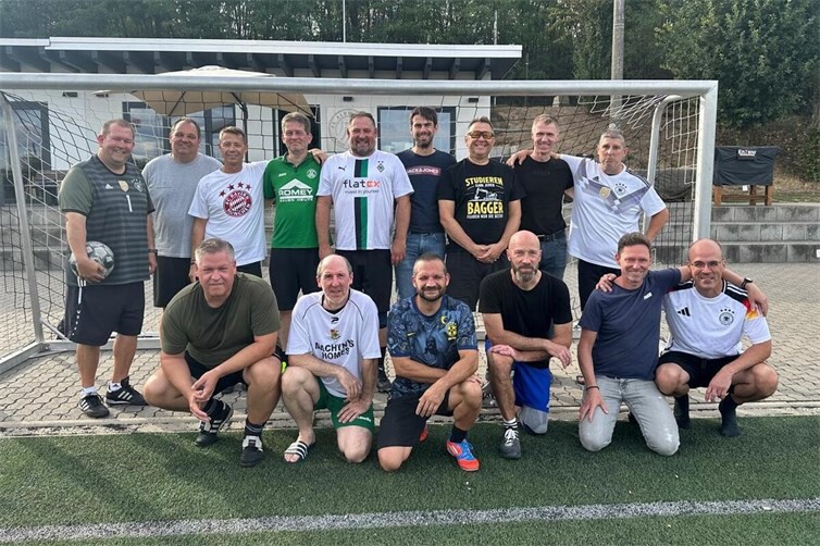 Die ehemaligen B- und A-Jugendspieler des FC Plaidt bei ihrem traditionellen Kirmes-Treffen.