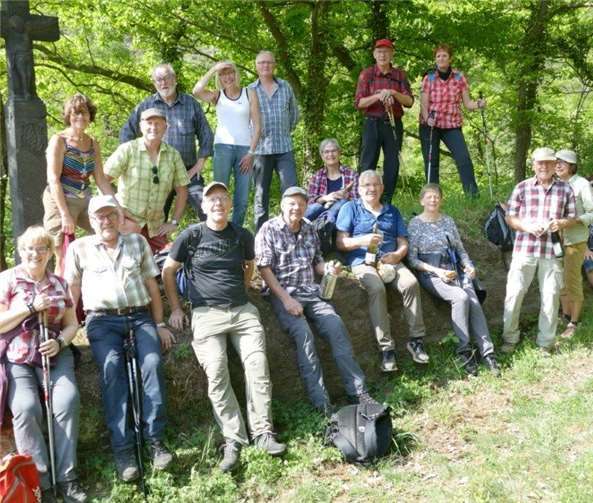 Die ehemaligen Fußballer mit Partnern bei einer Wanderpause am historischen Hungerkreuz aus dem Jahre 1638. privat