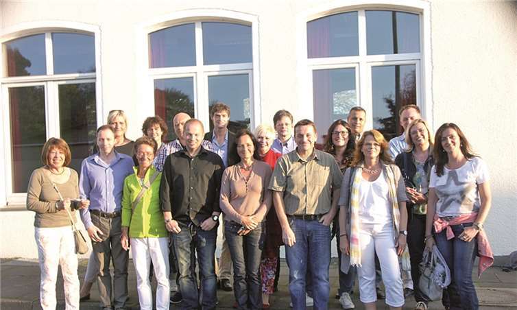 Die ehemaligen Grundschüler freuten sich über das Wiedersehen bei bestem Wetter.privat