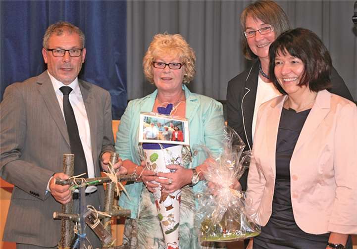 Die ehemaligen Kolleginnen aus dem Ministerium haben dem neuen Chef des Dienstleistungszentrums Ländlicher Raum Westerwald-Osteifel eine „Amtsleiter“ gebastelt.