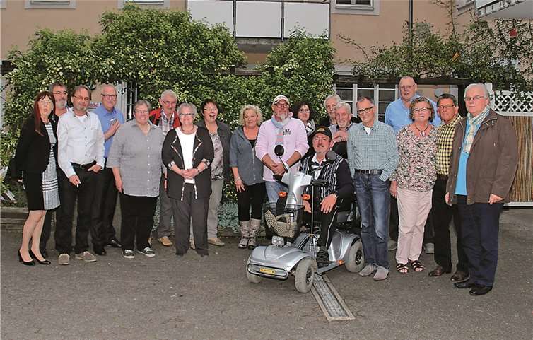 Die ehemaligen Marienschüler mit ihren Partnerinnen im Innenhof des Herrnhuter Viertels.privat