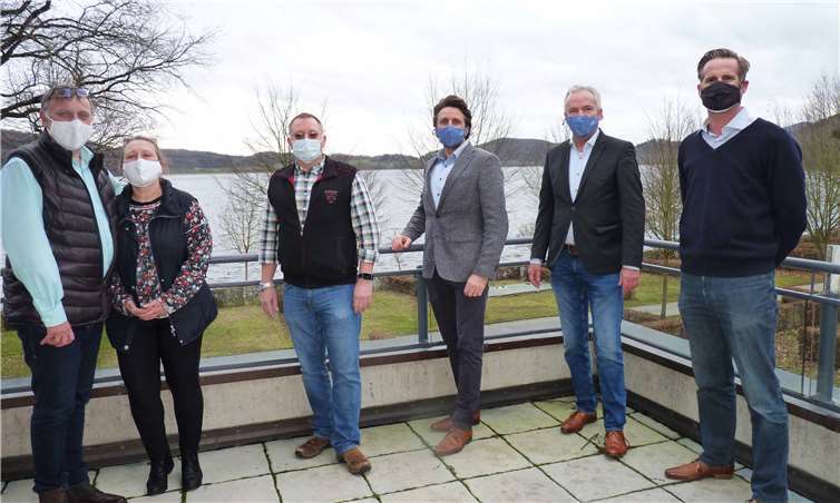 Die ehemaligen Pächter und deren Nachfolger: Joachim Böing (v.li.), Rita Paffhausen-Böing und Gerd Paffhausen sowie von RCN Ferienparks die beiden Geschäftsführer Riné van Dingstee und Bert Boone und der Parkmanager Boris Ament. Fotos: FRE