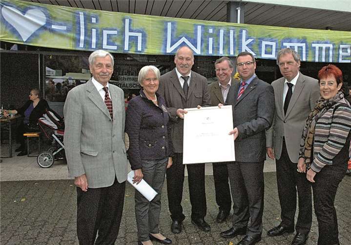 Die ehemaligen Rektoren Hans Heinen, Brigitte Blüm, Rektor Ewald Delzeit, Karl-Heinz Sundheimer, der erste Kreisbeigeordnete Horst Gies, Bürgermeister Achim Haag und Ingrid Näkel-Surges mit der Ehrenurkunde. UM