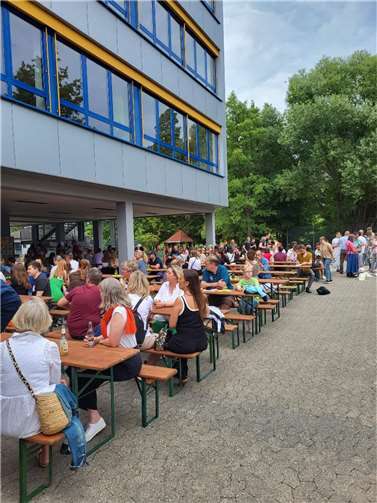 Die ehemaligen Schüler, Eltern und Lehrer genossen das Fest. Foto: Privat