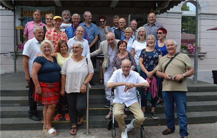 Die ehemaligen Schülerinnen und Schüler der Remagener Hauptschule trafen sich am Remagener Marktplatz. Foto:-AB-