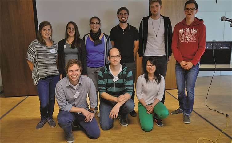 Die ehemaligen Schülerinnen und Schüler und jetzigen Studenten: (h.R.v.l.) Laura Schumacher, Silja Hohmann, Johanna Auster, Pascal Pinger, Lukas Krischer, Martin Sermann, (v.R.v.l.) Maurice Pinger, Thilo Krause, Nga Pham. privat