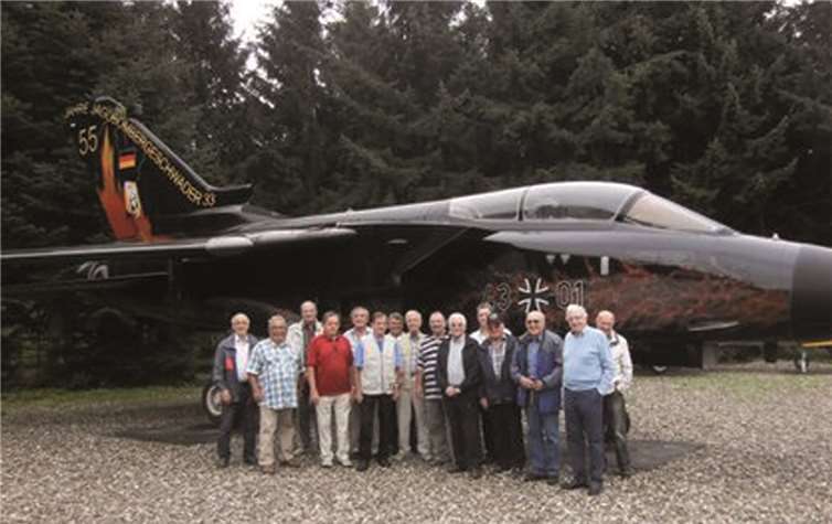 Die ehemaligen Schulkameraden des Jahrgangs 1935/36 besuchten das Taktische Luftwaffengeschwader 33 in Büchel. privat