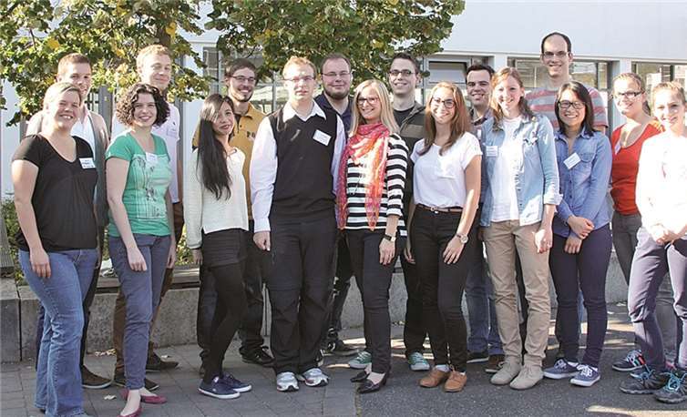 Die ehemaligen Studenten des go2uni-Teams mit Julia Stucky, Sozialkundelehrerin des Are-Gymnasiums (5.v. l., vorne). privat