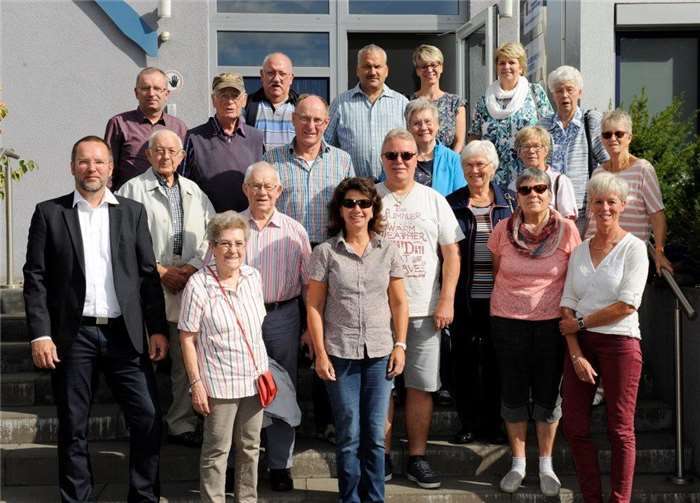 Die ehemaligen Wassermeister treffen sich im Andernach Rheinhafen. Foto: Meta Welling
