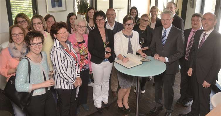 Die ehemaligen Wein-Repräsentantinnen der KSK wünschten ihrer Kollegin, Ahrweinkönigin Viktoria Kugel (Mitte), eine weiterhin erlebnisreiche Amtszeit. KSK Ahrweiler