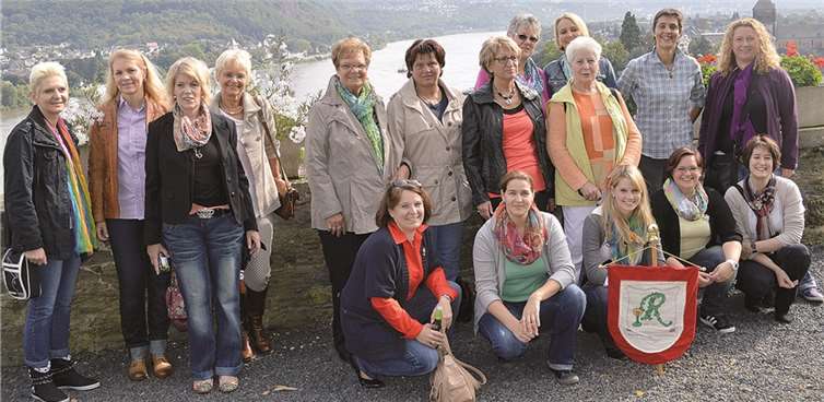 Die ehemaligen Weinköniginnen vor der wunderschönen Kulisse des Rheins. AB
