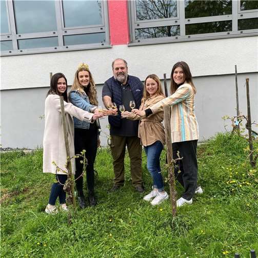 Die ehemaligen Weinmajestäten Andreas, Verena, Janina und Hannah sowie die amtierende Weinkönigin Lara setzten ihre Reben.  Foto: Brauchtumsverein „Freunde des Erpeler Weinfestes“ e.V.