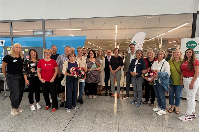 Die ehemaligen und die aktuelle Koordinatorinnen, Vertreterinnen des Caritasverbandes Neuwied und teilnehmende Selbsthilfegruppen 