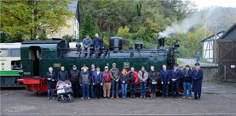 Die ehrenamtlich Aktiven der IBS freuten sich, den Gästen von der VFV aus Frankreich die imposante Mallet-Dampflokomotive 11sm präsentieren zu können.