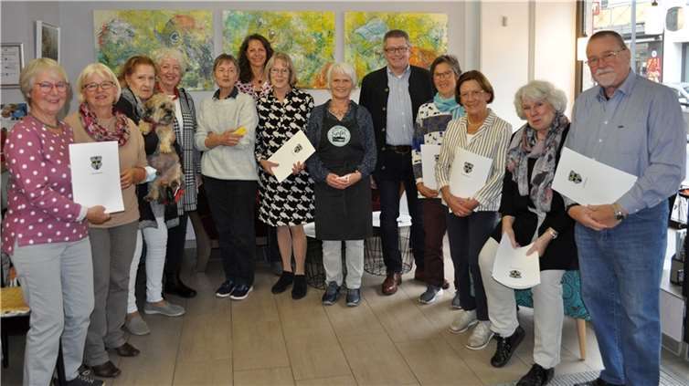 Die ehrenamtlich Engagierten freuen sich über ihre Ehrenamtskarten NRW, die der Erste Beigeordnete Hans Dieter Wirtz (9.v.l.) und die städtische Beauftragte für das Ehrenamt, Bettina Hihn (2.v.l.), übergeben hatten. Foto: Stadt Meckenheim