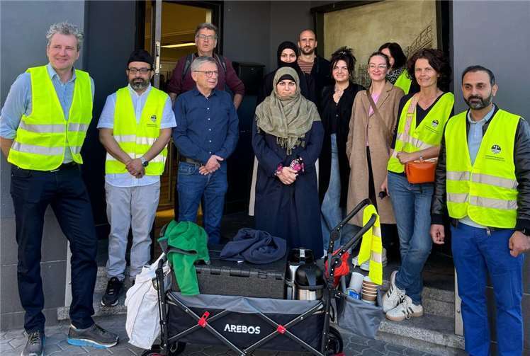 Die ehrenamtliche Mitarbeiter und Mitarbeiterinnen transportieren mit einem Bollerwagen 20 Liter leckeren Eintopf, belegte Brötchen und Getränke zu den Menschen auf der Straße. Foto: privat