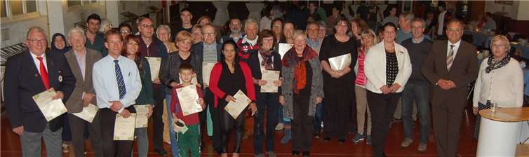 Die ehrenamtlichen Flüchtlingshelfer waren zum Fest in die Jahnhalle eingeladen. Ihnen wurde für ihre Arbeit gedankt.FAVorsicht beim Drachensteigen in der Nähe von Stromleitungen