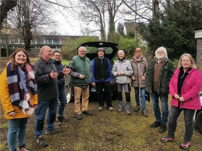 Die ehrenamtlichen Grabpaten befreiten den Alten Neuwieder Friedhof unter vollem Körpereinsatz von den Spuren des Winters.  Foto: Jannik Eikmeier
