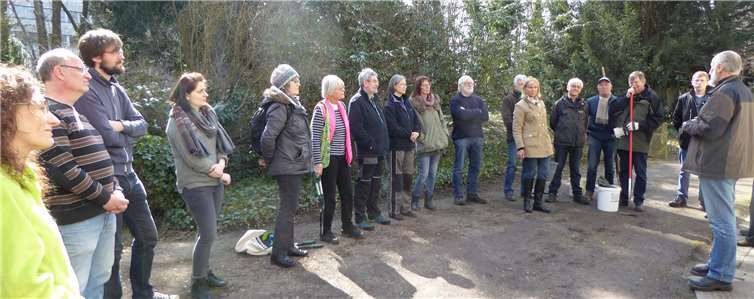 Die ehrenamtlichen Grabpaten säuberten den Alten Friedhof. privat