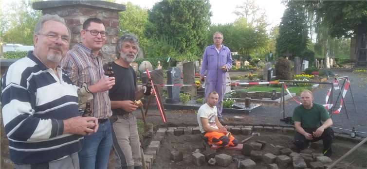 Die ehrenamtlichen Helfer bei einer kurzen Pause während der Pflasterarbeiten. Foto: privat