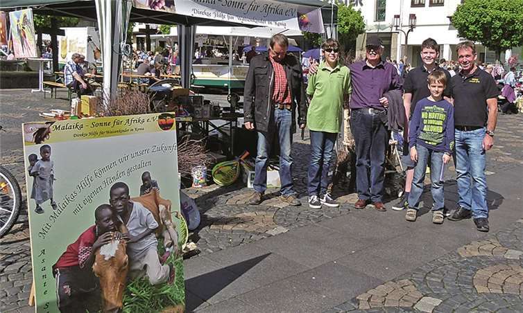 Die ehrenamtlichen Helfer des Vereins „Malaika -Sonne für Afrika e.V. auf dem Mayener Pfingstmarkt.privat