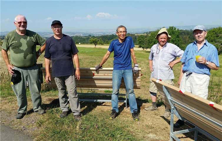 Die ehrenamtlichen Helfer des Vereins „Schönes Immendorf e. V.“ nach der Aufstellung der neuen Bänke am Immendorfer Sportplatz: (v. l.) Joachim Moll, Hans-Georg Scherhag, Hendra Sutedja, Peter und Klaus Weinowski.Fotos: privat