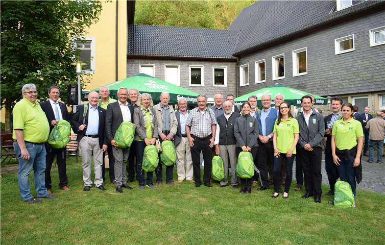 Die ehrenamtlichen Helfer erhielten als Dank einen prall gefüllten Wanderrucksack. Westerwald Touristik-Service