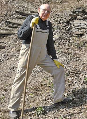 Die ehrenamtlichen Helfer legten Weinbergsmauern frei.privat