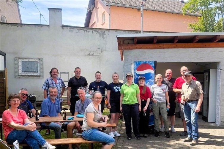 Die ehrenamtlichen Helfer nach getaner Arbeit beim Abschluss am Backes