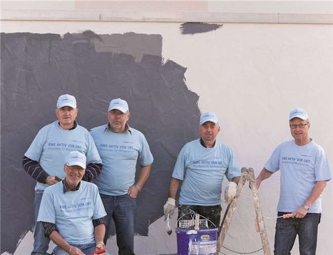 Die ehrenamtlichen Helfer verleihen dem Westumer Ortseingang ein neues Gesicht.privat