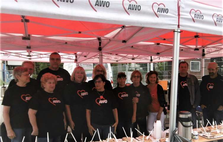 Die ehrenamtlichen Helfer warten auf den Ansturm der hungrigen Skater. privat