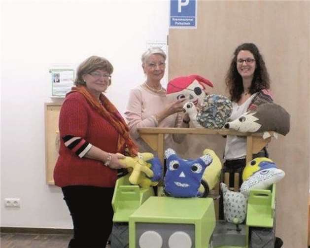 Die ehrenamtlichen Helferinnen des „Trostkissen-Teams“ vom Ideen-Treff in Zell, Gitti Bell und Christa Gesthuesen, übergaben die Trostkissen an die stellvertretende Pflegedienstleitung des Kemperhofes, Melanie Muders.Melanie Muders