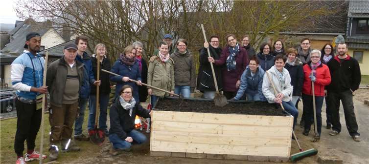 Die ehrenamtlichen Hochbeetpaten wurden beim Bau des ersten Hochbeetes geschult, damit sie in den jeweiligen Kitas ihr neu erlangtes Wissen an die Kinder weitergeben können. NABU