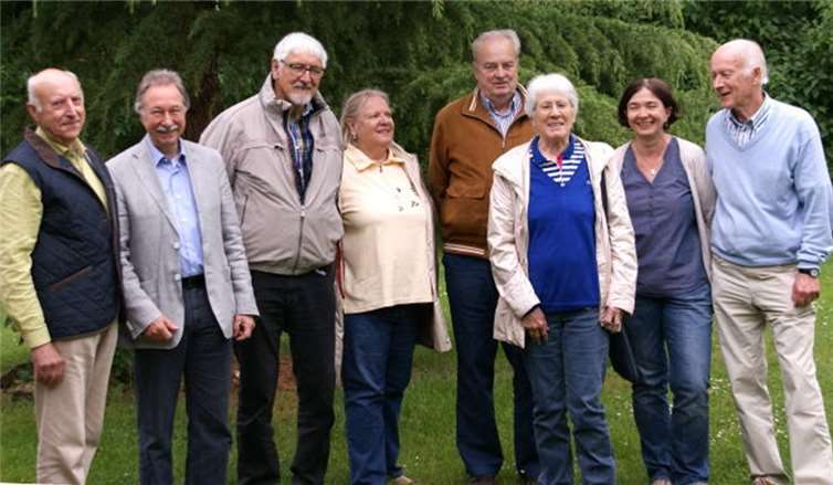 Die ehrenamtlichen Mitarbeiter der Initiative helfen schulisch schwachen Schülern. Privat
